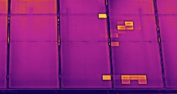 Imagine termografică a panourilor fotovoltaice cu zone supraîncălzite
